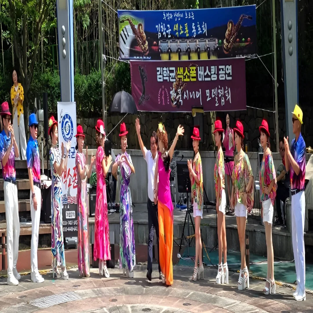 한국시니어모델협회, 대청공원 패션쇼 선보여… 시니어 모델 워킹 눈길