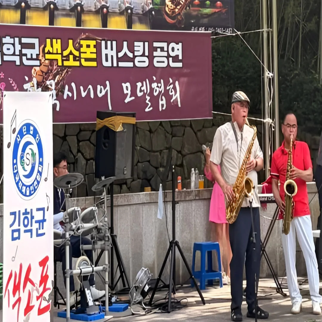 한국시니어모델협회, 대청공원 패션쇼 선보여… 시니어 모델 워킹 눈길