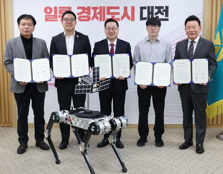2026. 3. 9 이장우 “우주·로봇 혁신기업 대전 안착 위해 투자부터 R&D까지 풀패키지 지원” 기사송고 이미지 1