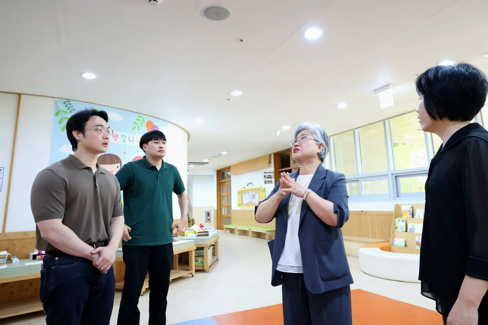 ▲사진설명=강미애 교육감이 도담유치원을 찾아 시설 관리 담당자와 피해 현황을 확인하고 있다.