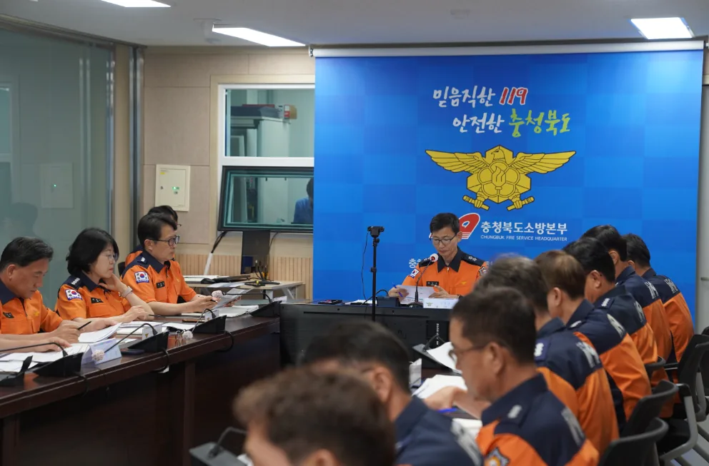 ▲사진=박근오 충북소방본부장이 취임 첫날 도내 소방지휘관 회의를 주재하며 재난 대응 현안을 점검하고 있다.