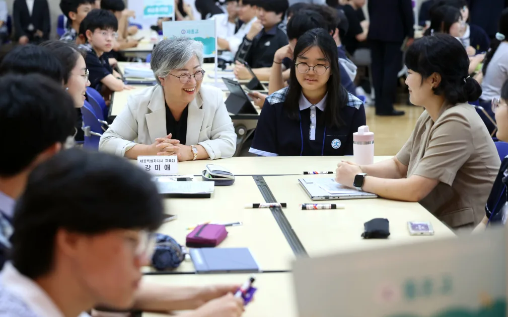 ▲사진설명=강미애 교육감이 충청권 역사교육 한마당에서 학생들과 토론하고 있다.