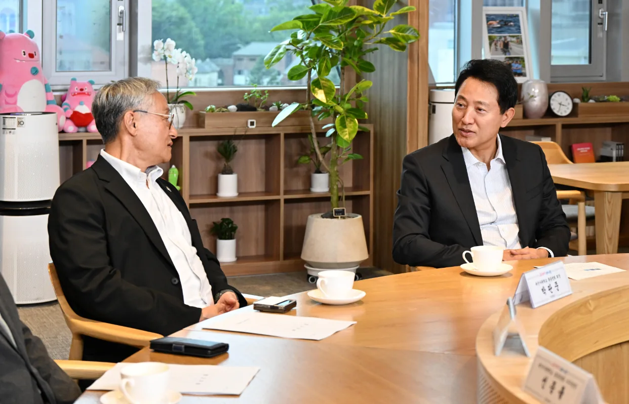 ▲사진설명=오세훈 서울시장과 박판준 육군사관학교 총동창회 회장(왼쪽)이 8일(수) 서울시청 집무실에서 사관학교 통·폐합 및 지방 이전과 관련한 의견을 나누고 있다.