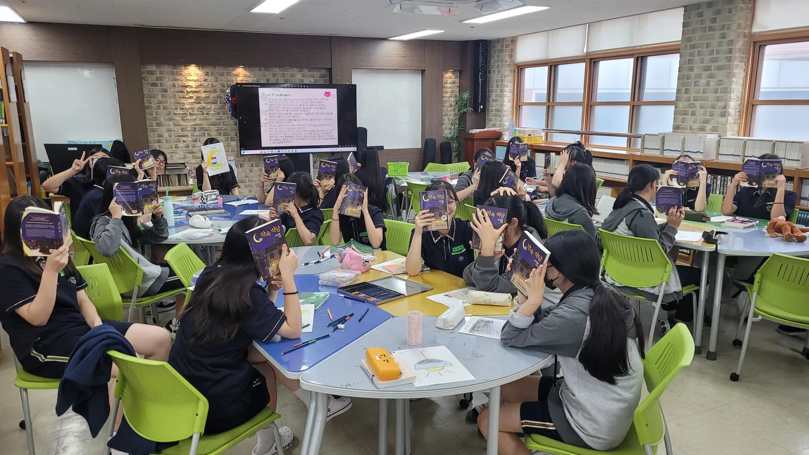 ▲사진=학생들이 교과연계 토론도서를 활용해 독서토론 수업에 참여하고 있다.