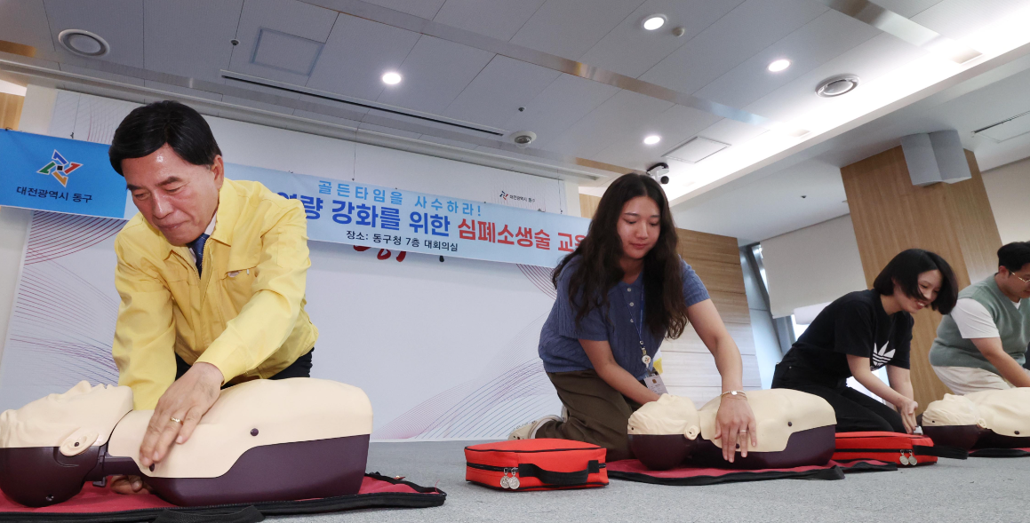 ▲사진=황인호 대전 동구청장이 직원들과 함께 심폐소생술(CPR) 실습에 참여하고 있다.