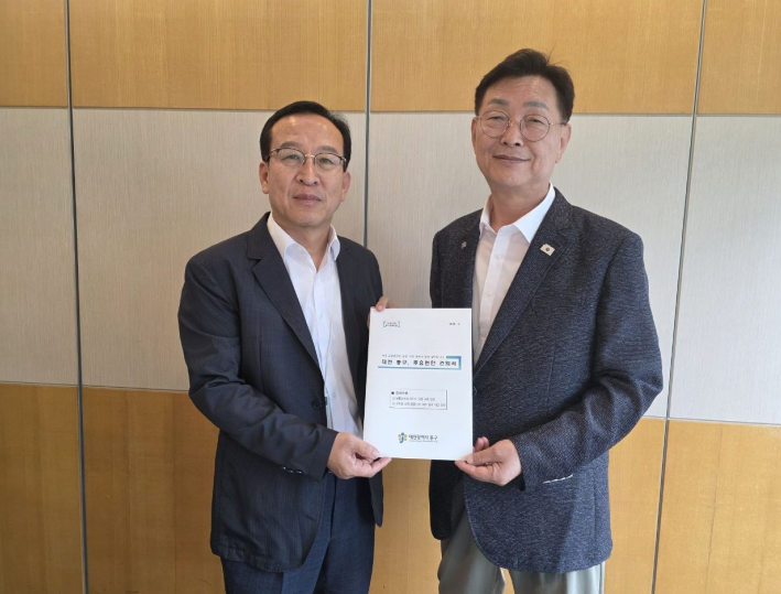 ▲사진=전성환 대통령실 경청통합수석비서관(왼쪽)과 김제선 대전 중구청장.