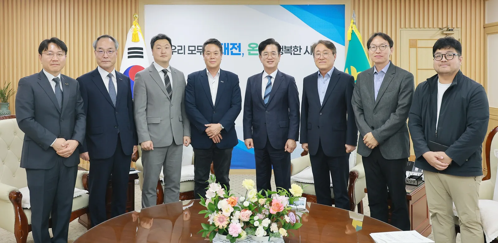 ▲사진설명=대전시와 컨텍 스페이스그룹 관계자들이 기념촬영을 하고 있다.