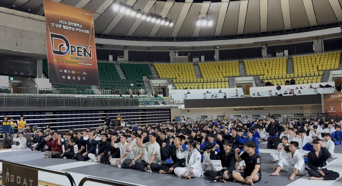 ▲사진설명=D오픈 주짓수대회 참가자들이 경기 시작에 앞서 한자리에 모여 있다.